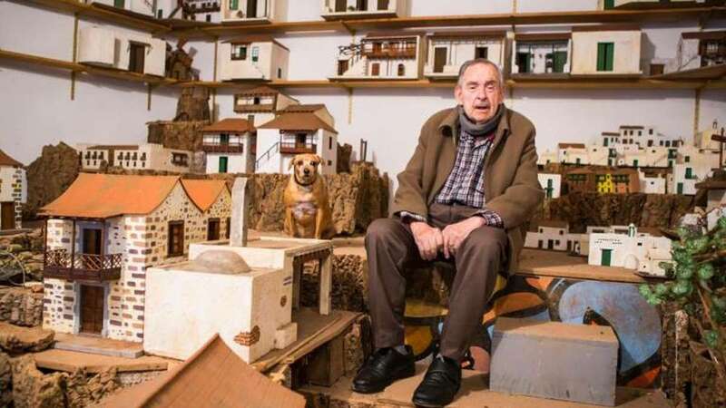 Pepe Sánchez, con su inseparable Pepa, donde conserva parte de su material (Foto Canarias7)